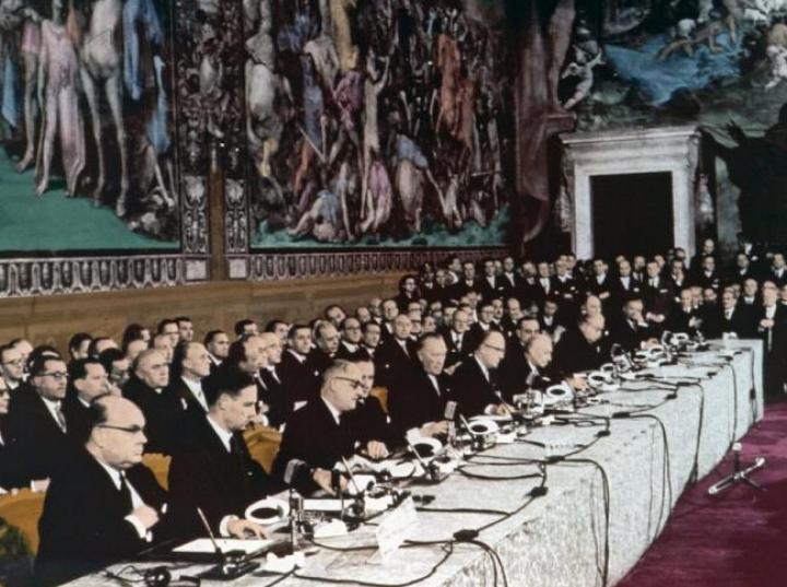 Na mocy jakiego traktatu zbudowano fundamenty Unii Europejskiej?