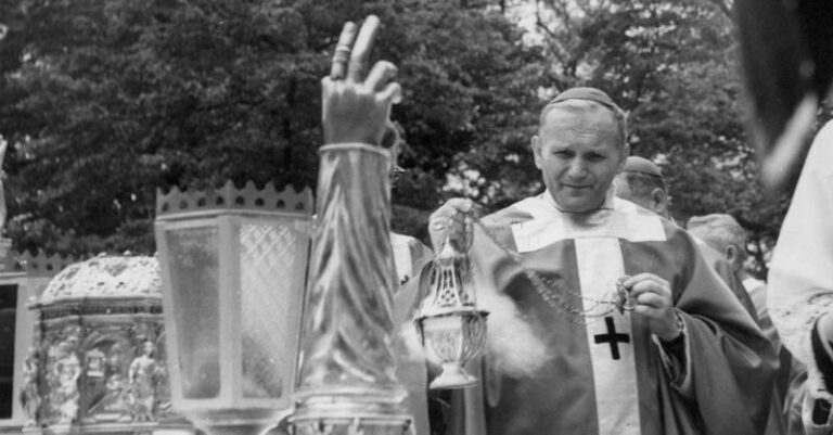 Pamiętne chwile: kiedy Karol Wojtyła zasiadł na tronie papieskim