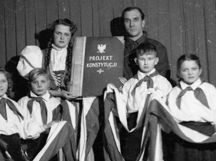 Kluczowe zmiany w polskim systemie prawnym: analiza konstytucji z 1952 roku